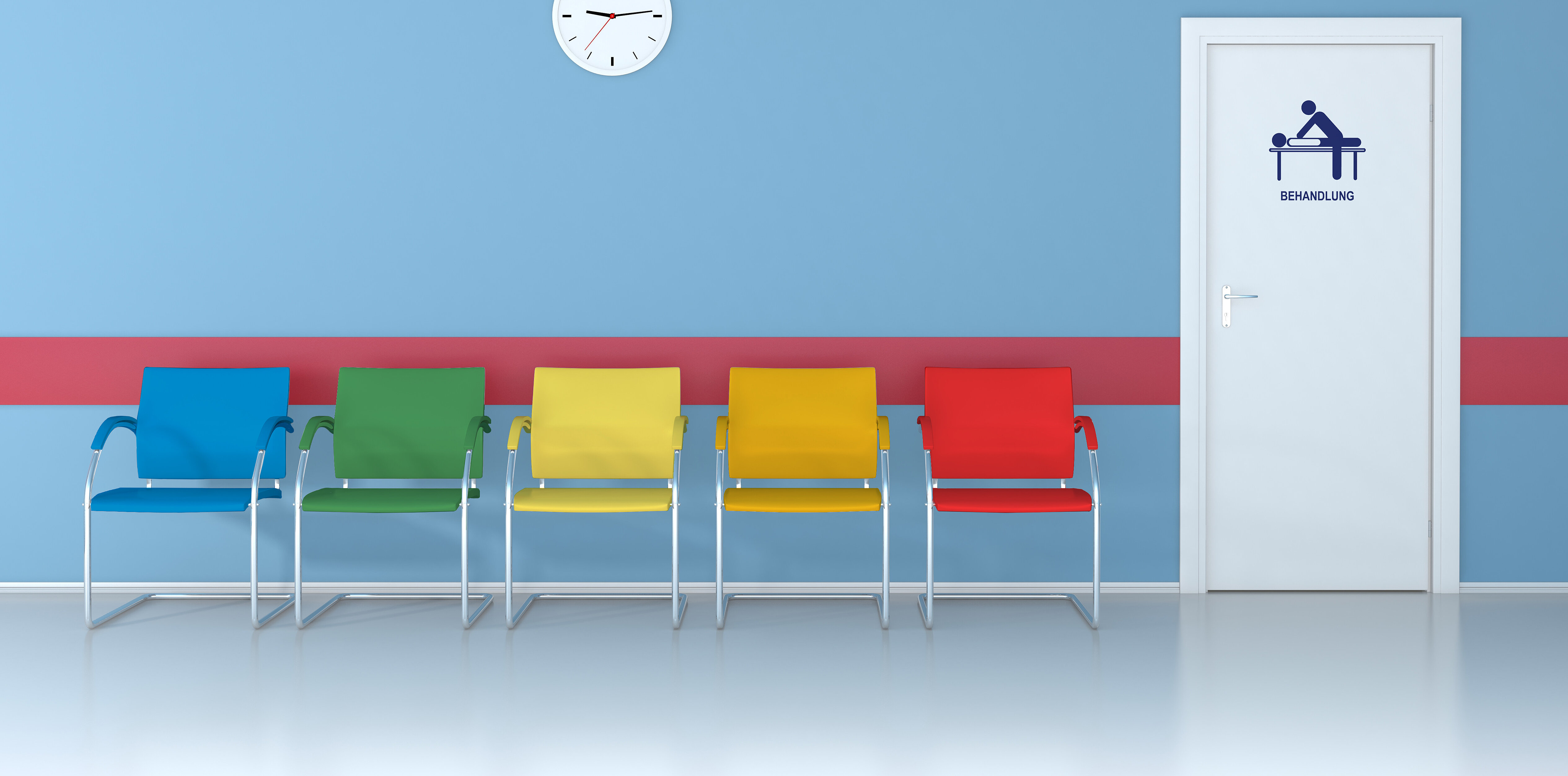 Szenenbild: 5 verschiedenfarbige Stühle stehen im Warteraum links von einer Tür