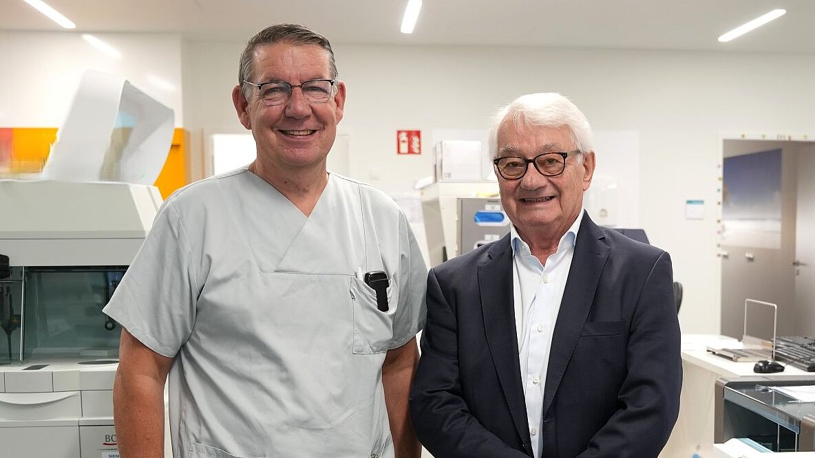Im Bild von links: Harald Maier, technische Laborleitung; Dr. med. Konrad Hahn, ärztliche Laborleitung f