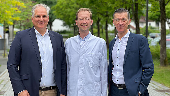 (v.li.) Thomas Ewald (Vorstandsvorsitzender InnKlinikum), Dr. Stefan Rieger (Leiter des Fachbereichs „Medizinische Psychologie“) und Dr. Uwe Gretscher (Vorstandsvorsitzender KSOB)