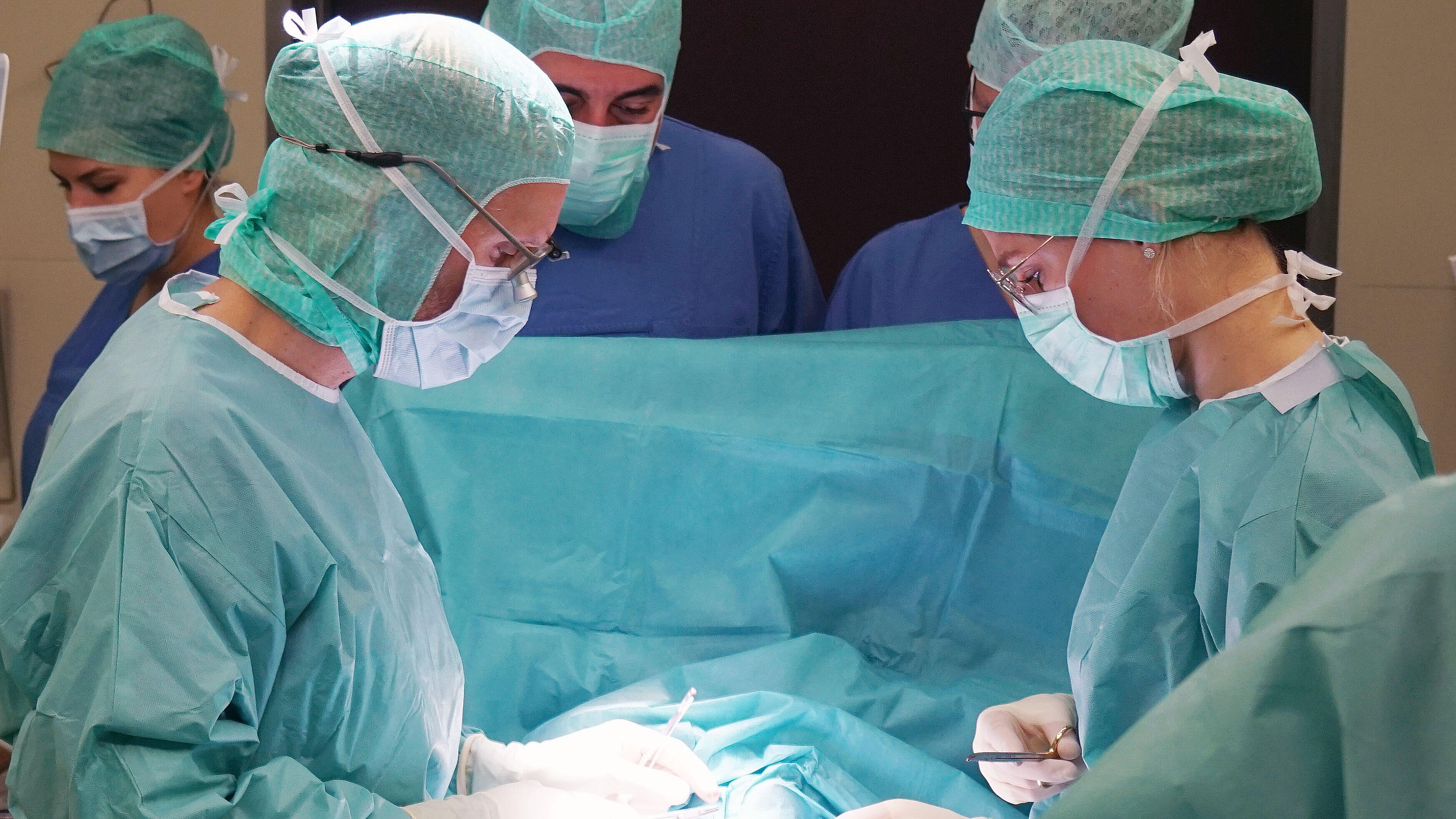 Chefarzt Prof. Dr. Stefan Schopf und sein Team im OP.