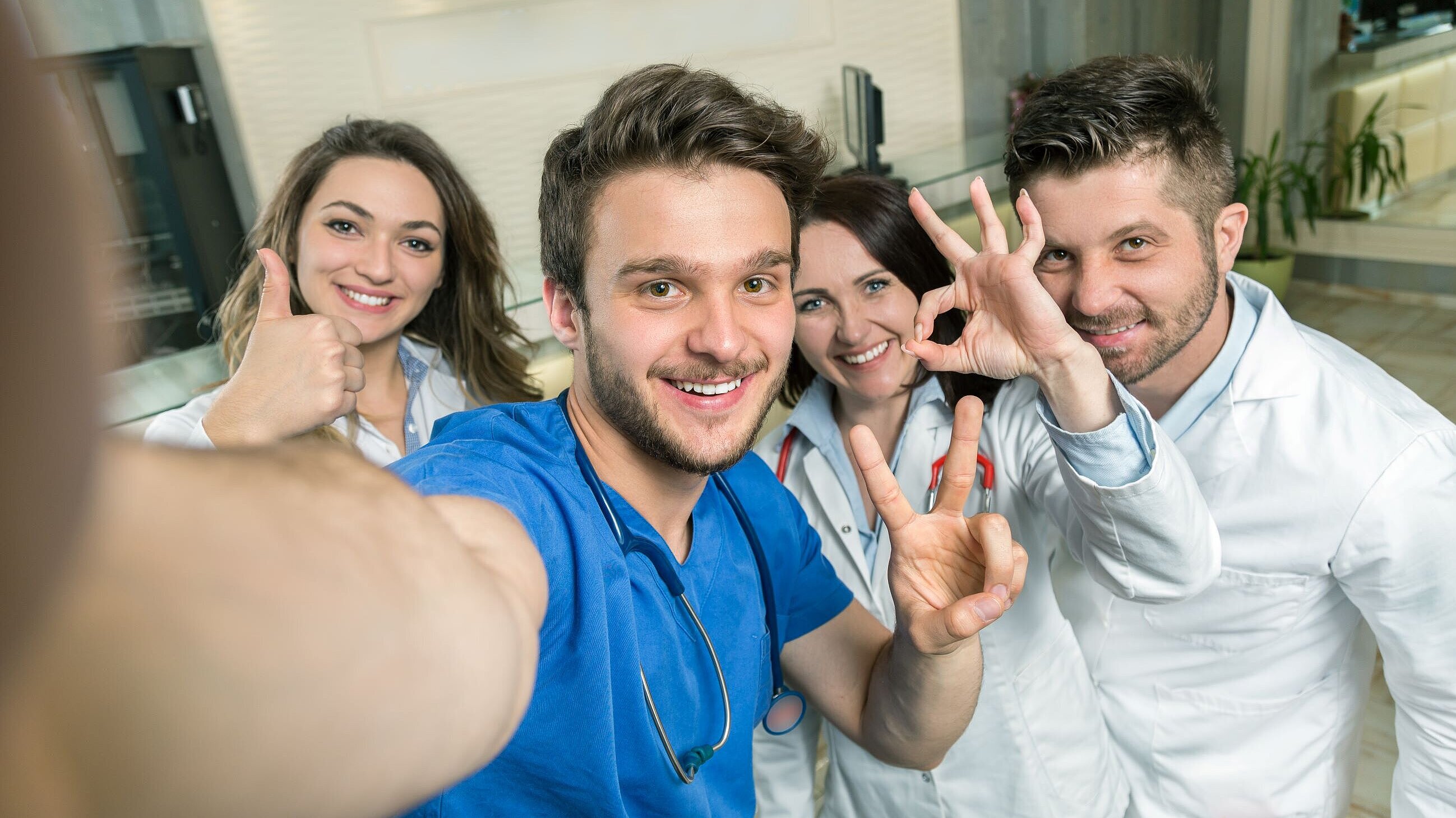 Vier junge Menschen machen ein Selfie