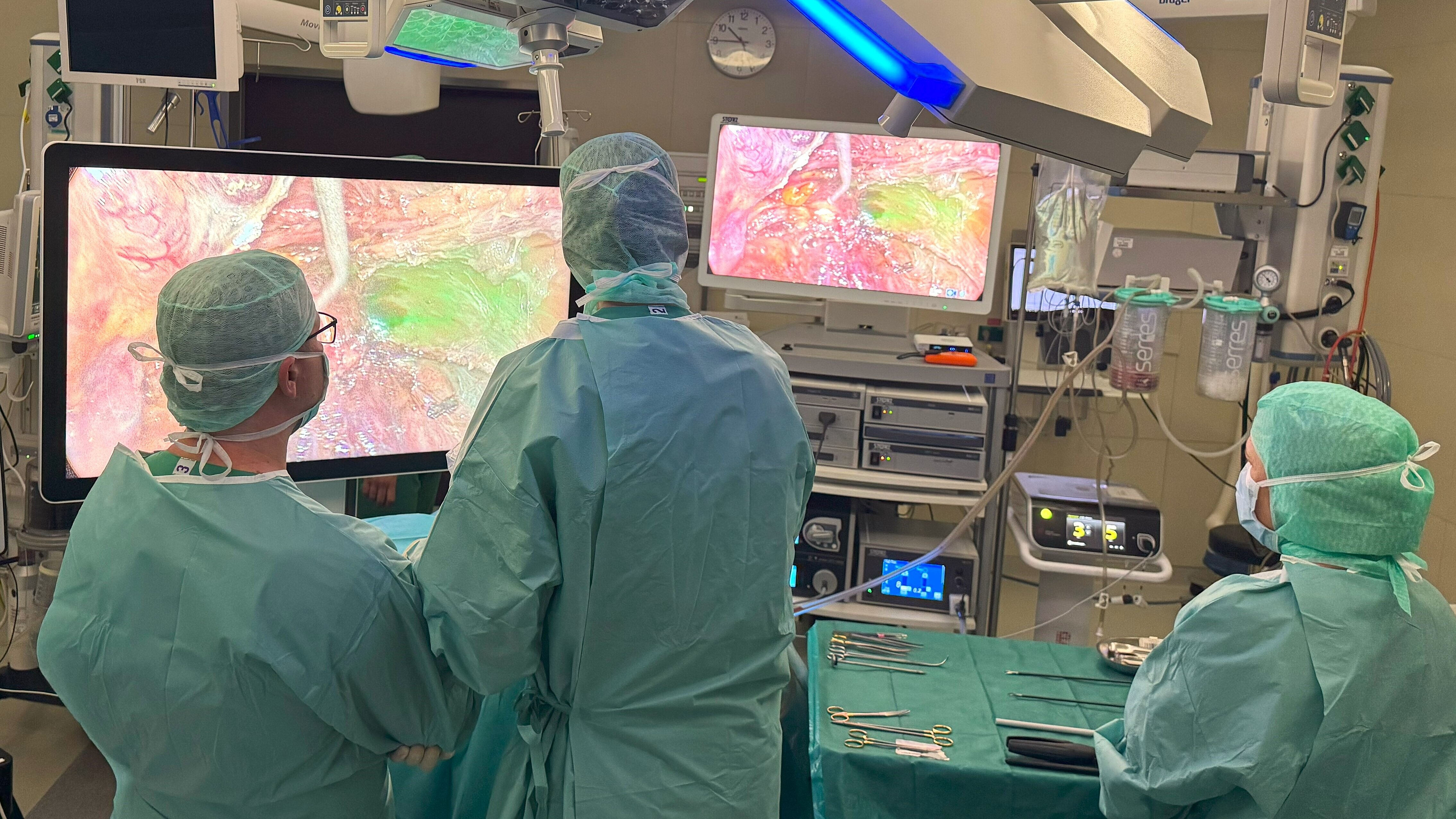 Prof. Stefan Schopf und sein Team während einer Operation 