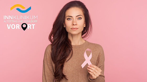 Eine Frau weist durch eine Geste auf Brustkrebs hin