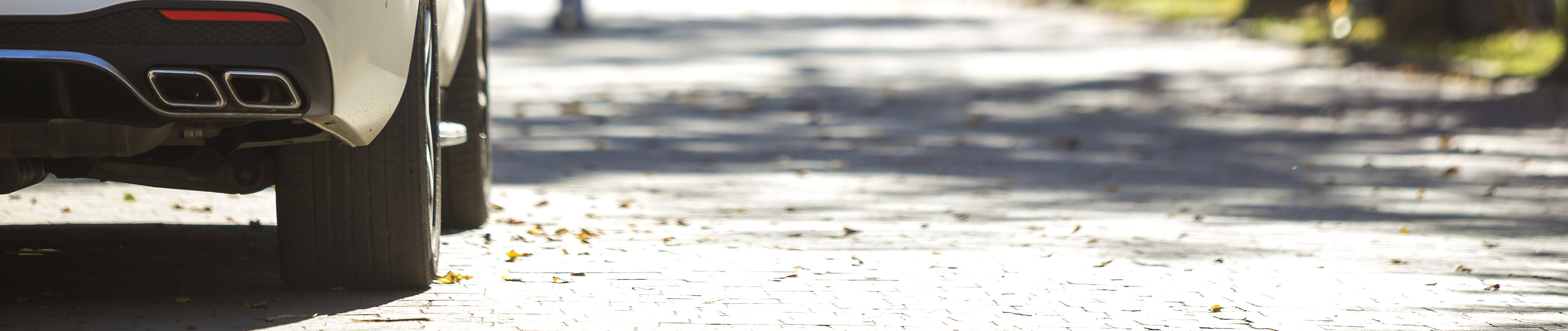 Szenenbild: Rückansicht eines fahrenden Autos