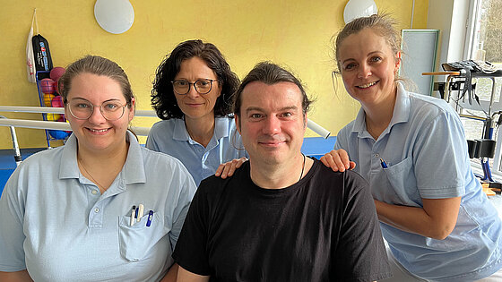Markus mit dem Therapeutenteam aus dem InnKlinikum Haag