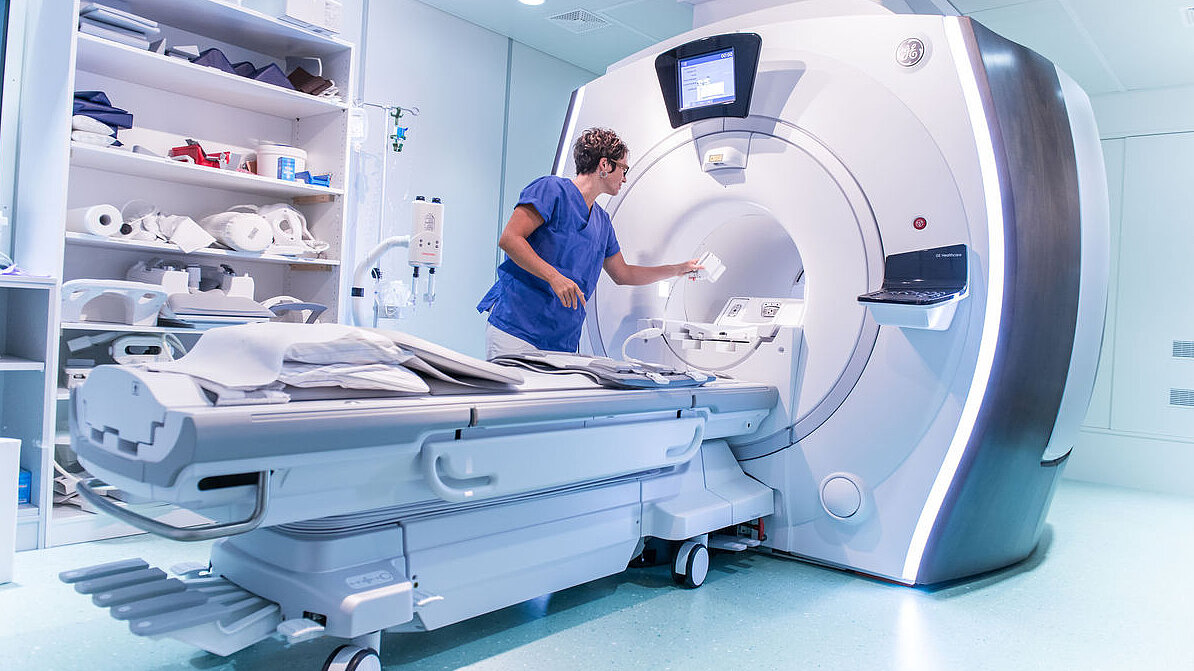MTRA steht vor Computertomografiegerät