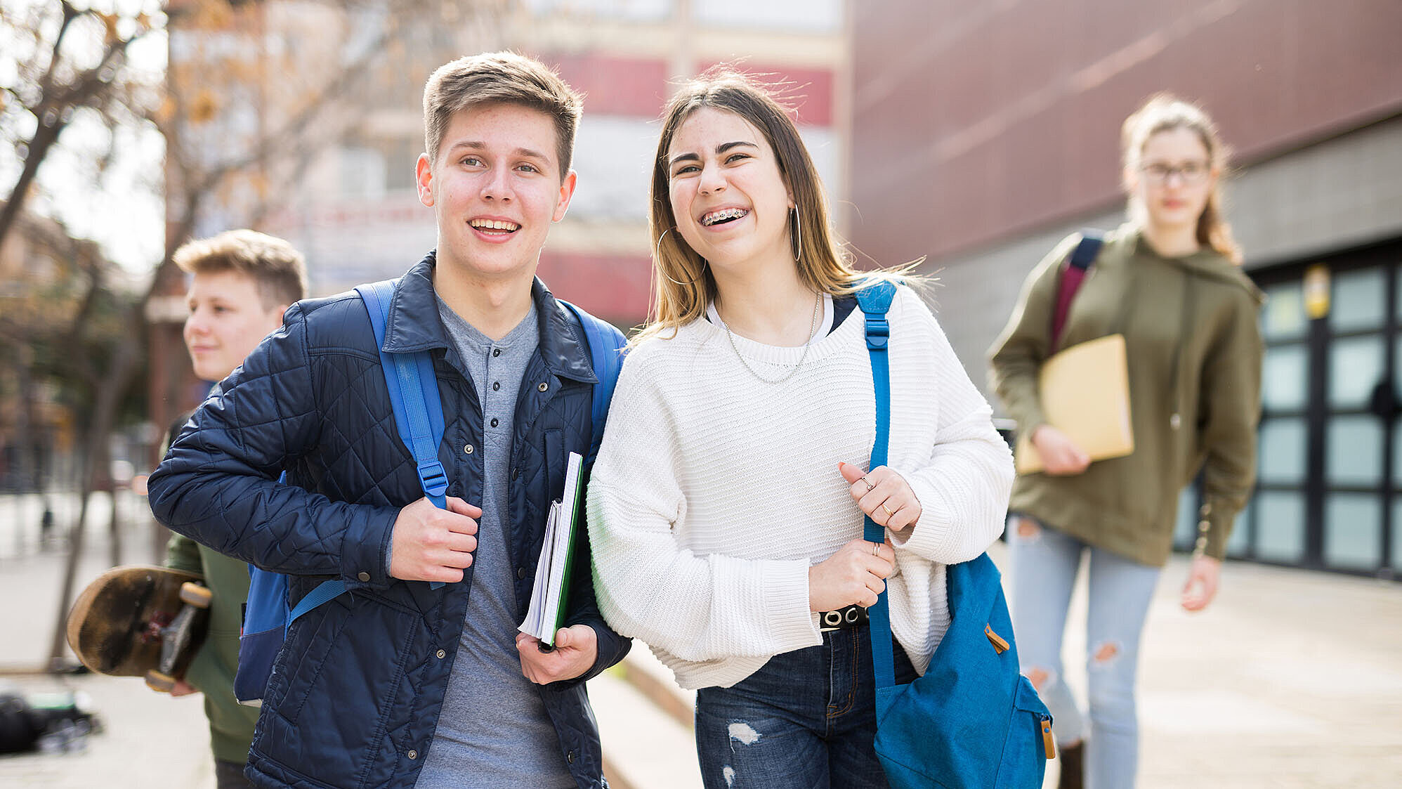 Junges Pärchen geht spazieren