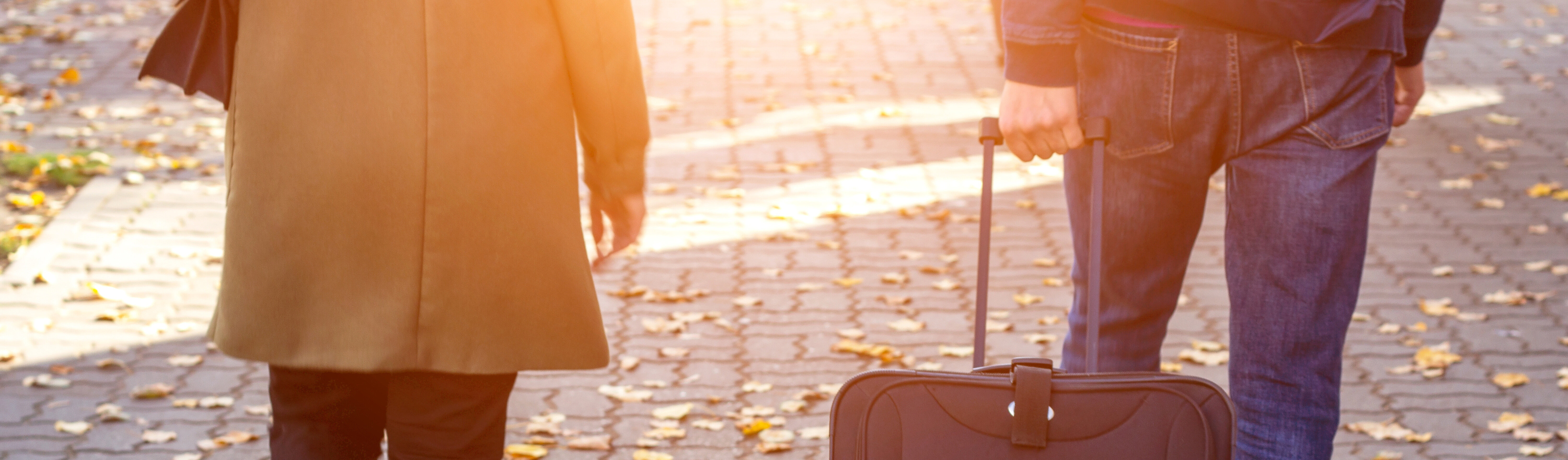 Szenenbild: Mann und Frau gegen mit Koffer weg