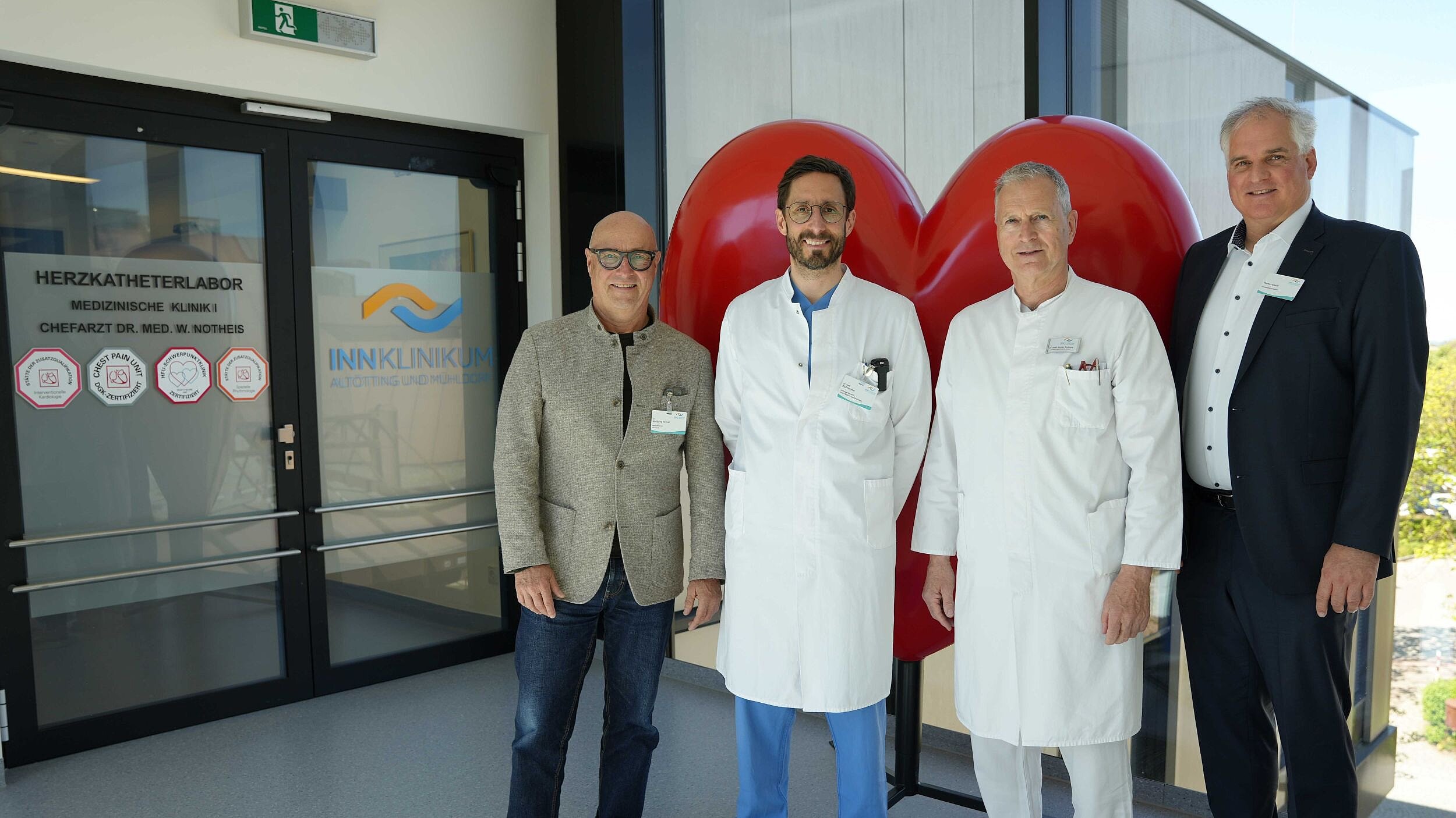 (v.li.) Medizinvorstand Dr. Wolfgang Richter, neuer Chefarzt Dr. Ziad Hatahet, ausscheidender Chefarzt Dr. Walter Notheis und Vorstandsvorsitzender Thomas Ewald.