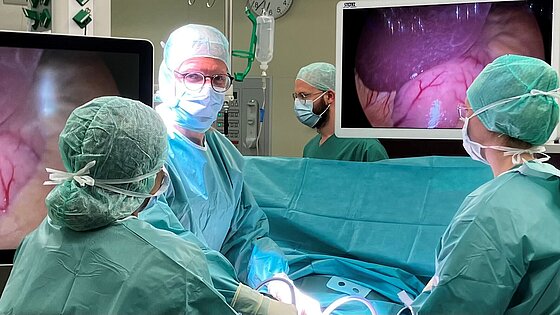Prof. Stefan Schopf uns sein Team während einer Operation