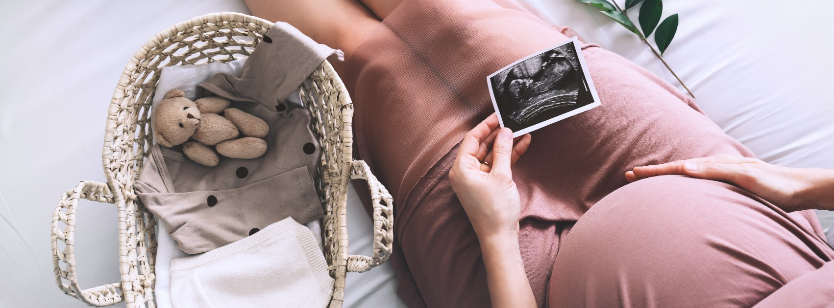 Schwangere Mutter betrachtet Ultraschallbild vom Baby