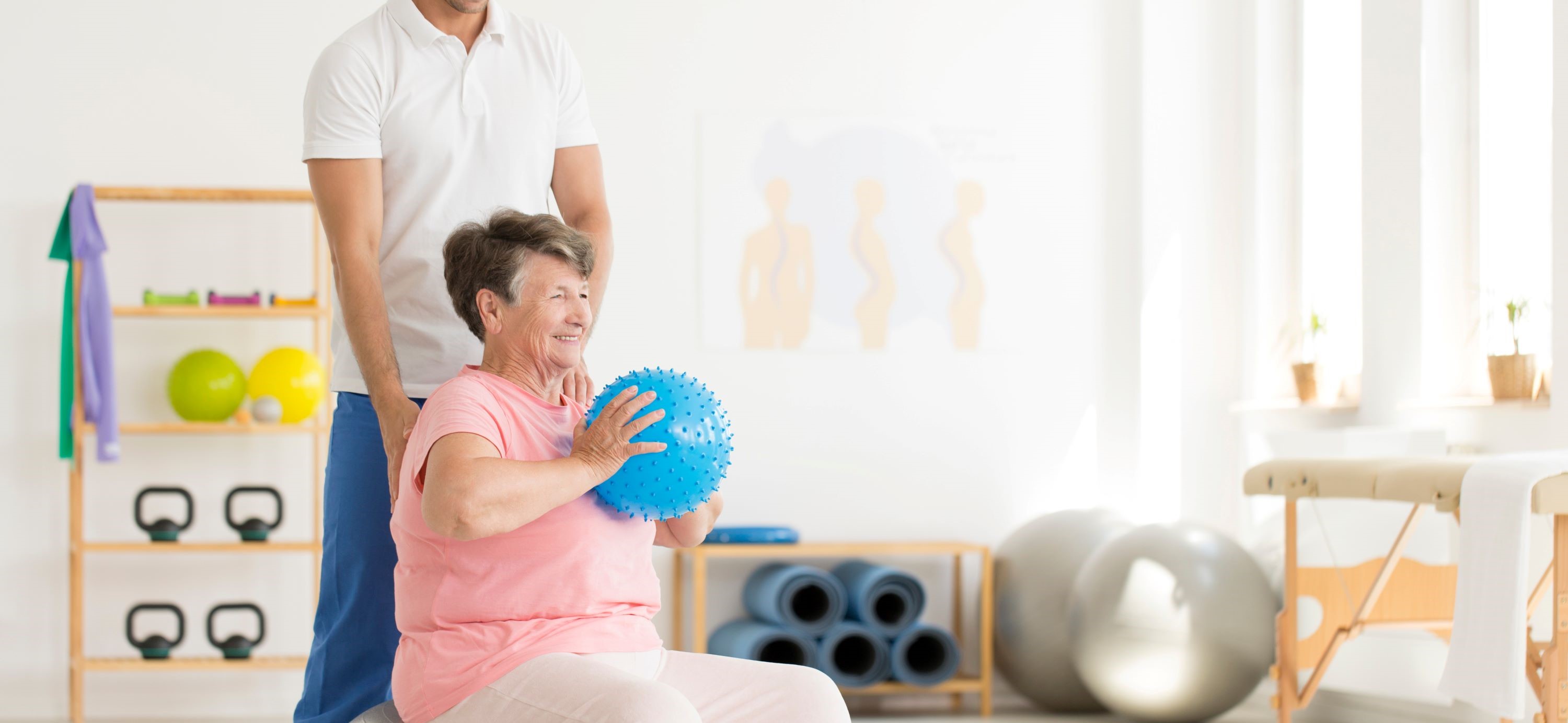 Patientin bewegt genoppten Ball mit den Händen