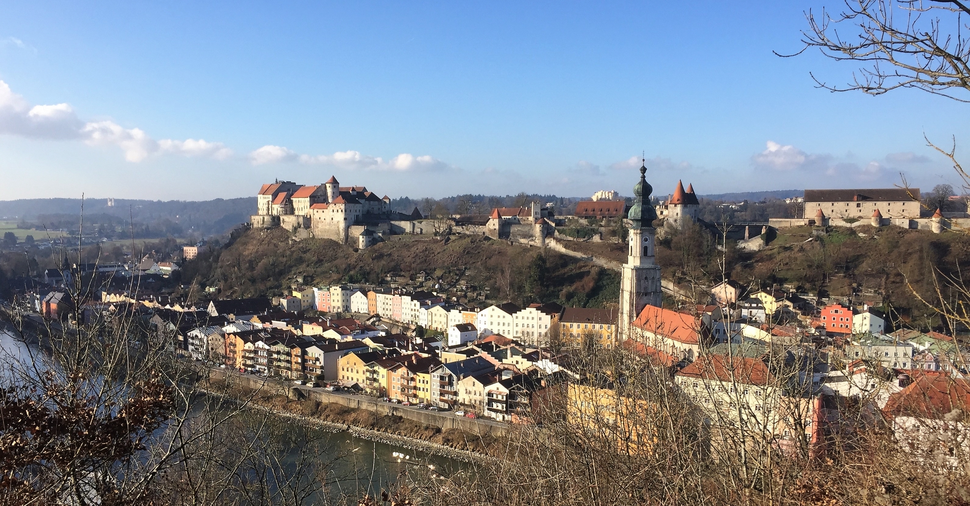 Ein Blick auf die längste Burg der Welt in Burghausen