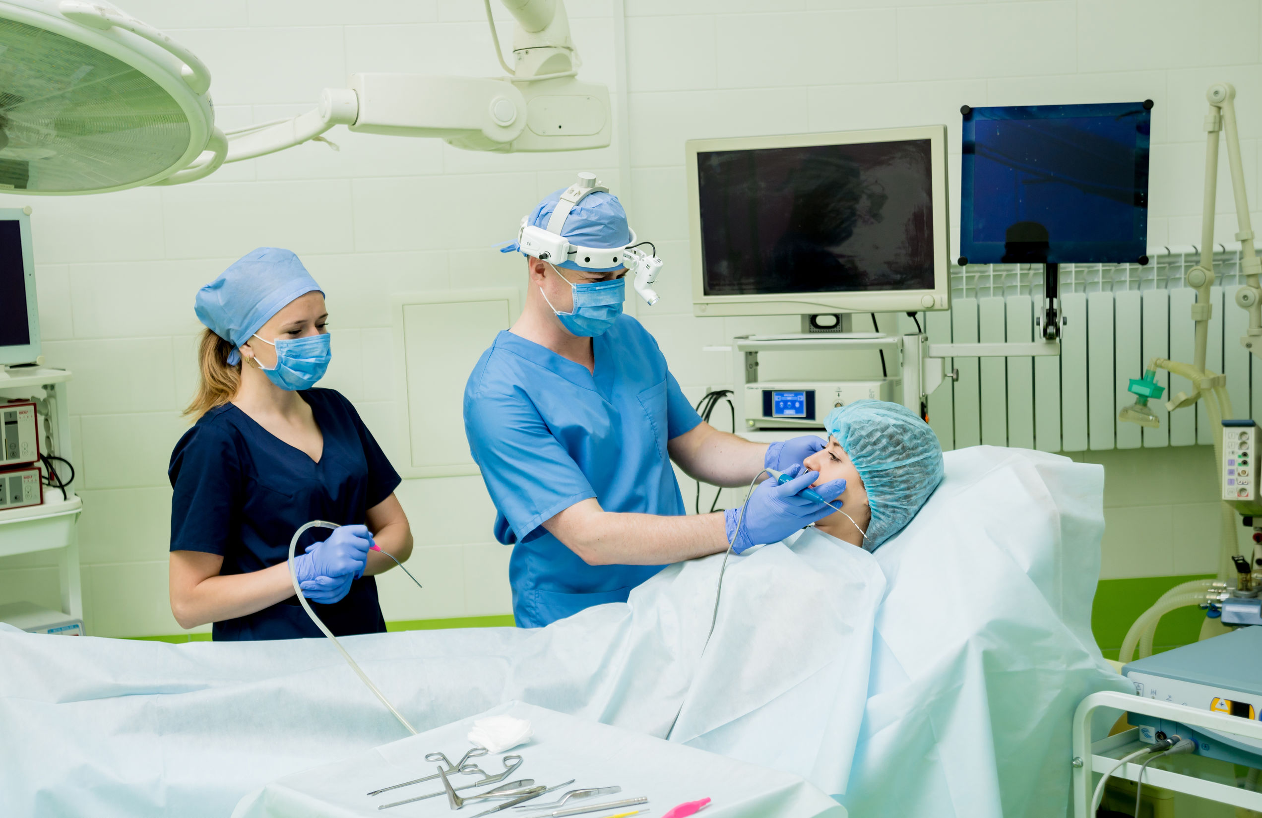 HNO-Arzt während der OP mit Assistentin