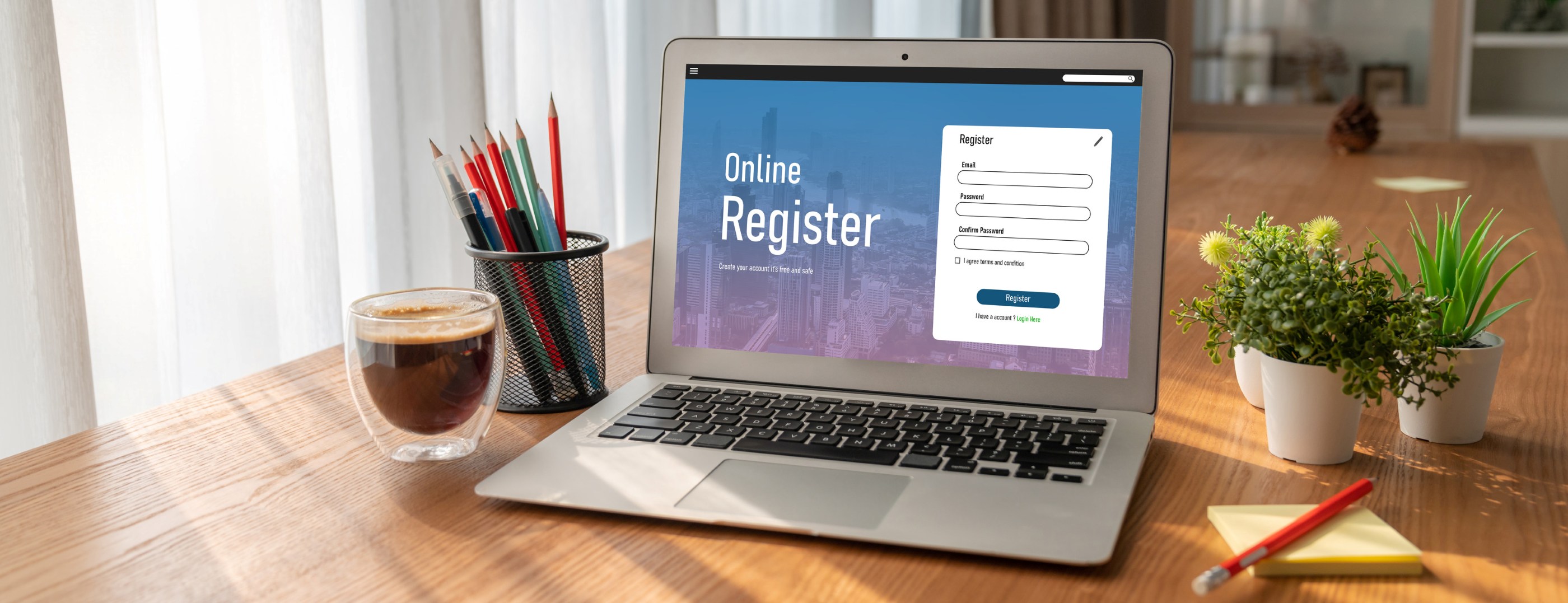 Laptop eingeschaltet und offen auf einen Tisch