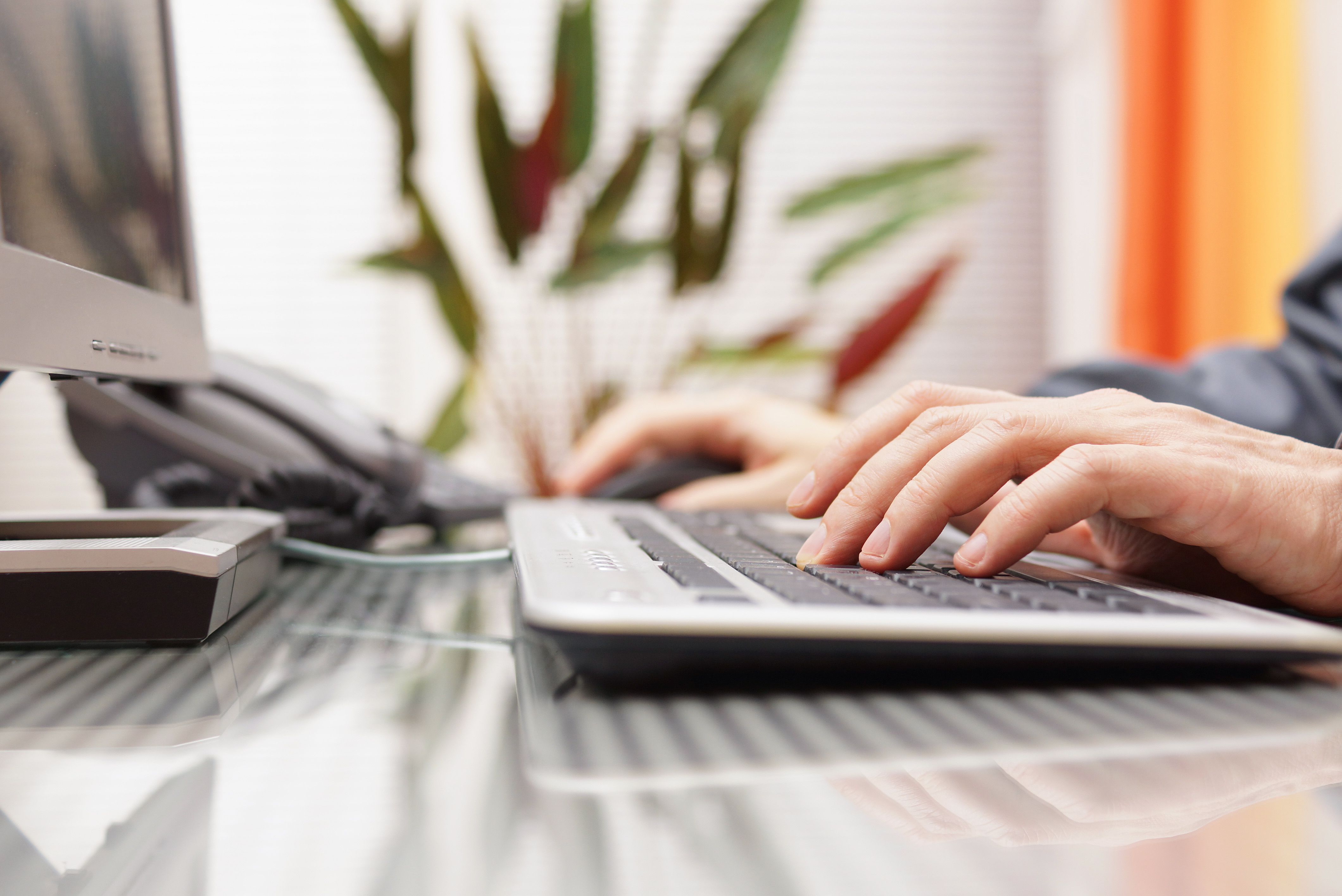 Hände tippen in die Computertastatur